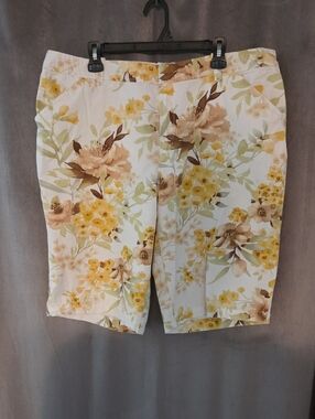 Caribbean Joe 16W Yellow & Cream Floral Bermuda Shorts